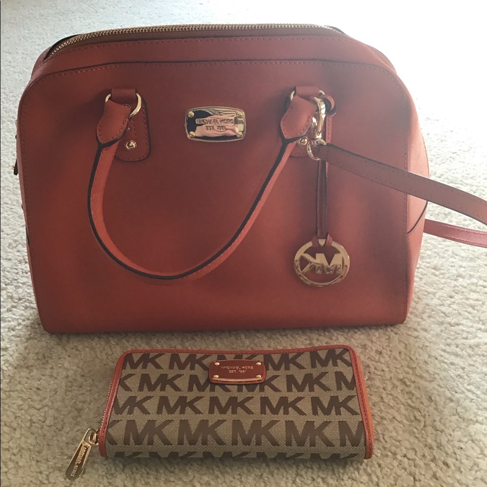 Michael Kors tote & wallet- pristine condition